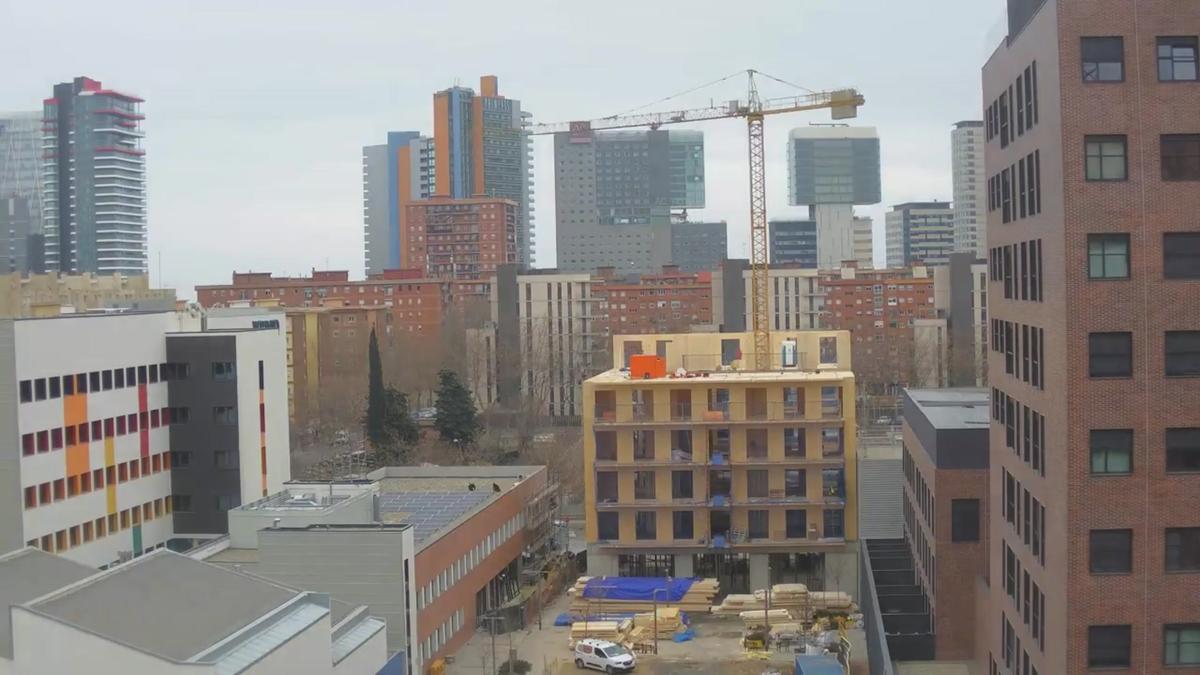 Construcción de un bloque de pisos públicos industrializado y de madera.