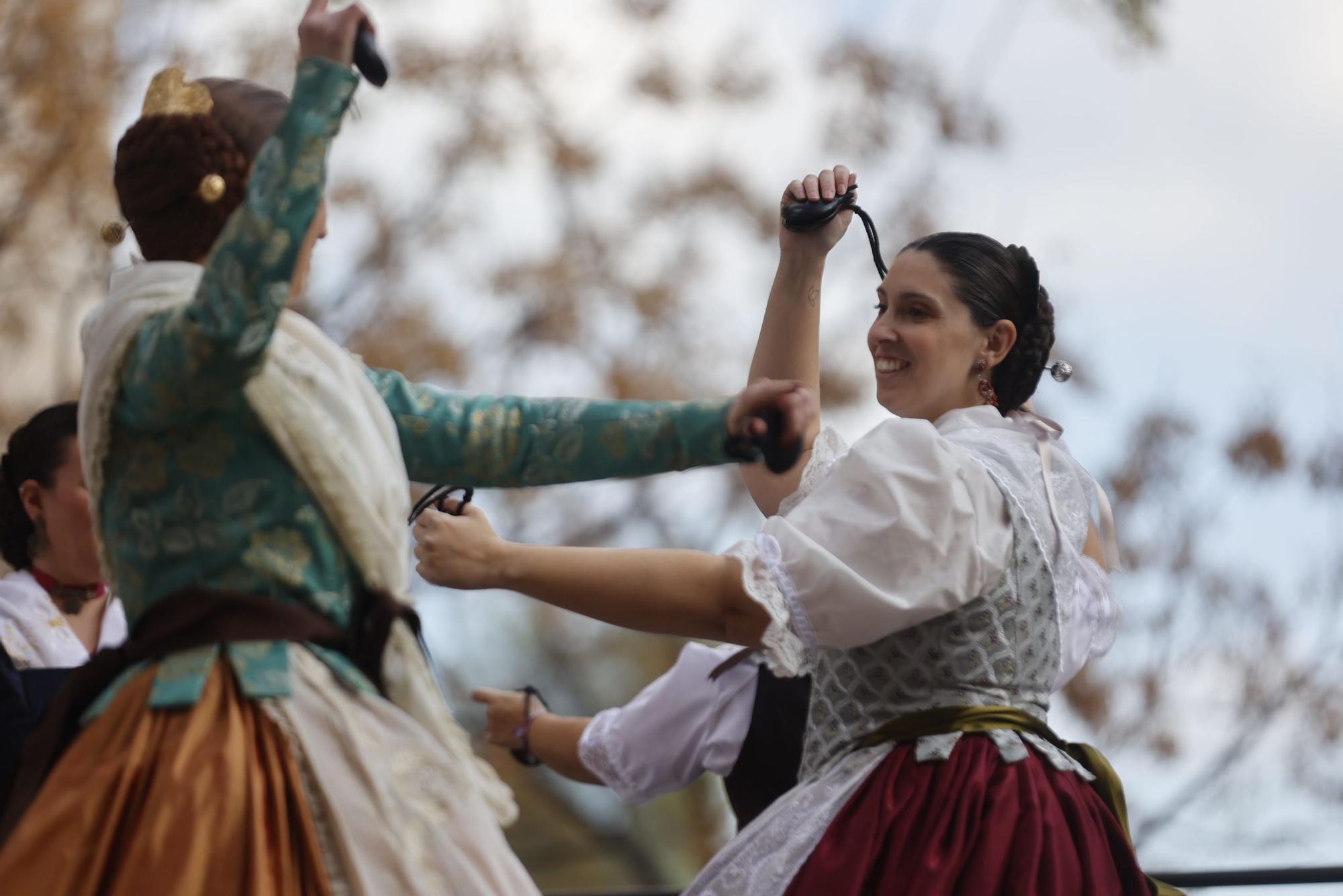 Los Balls al Carrer se estrenan a los pies de las Torres de Serranos