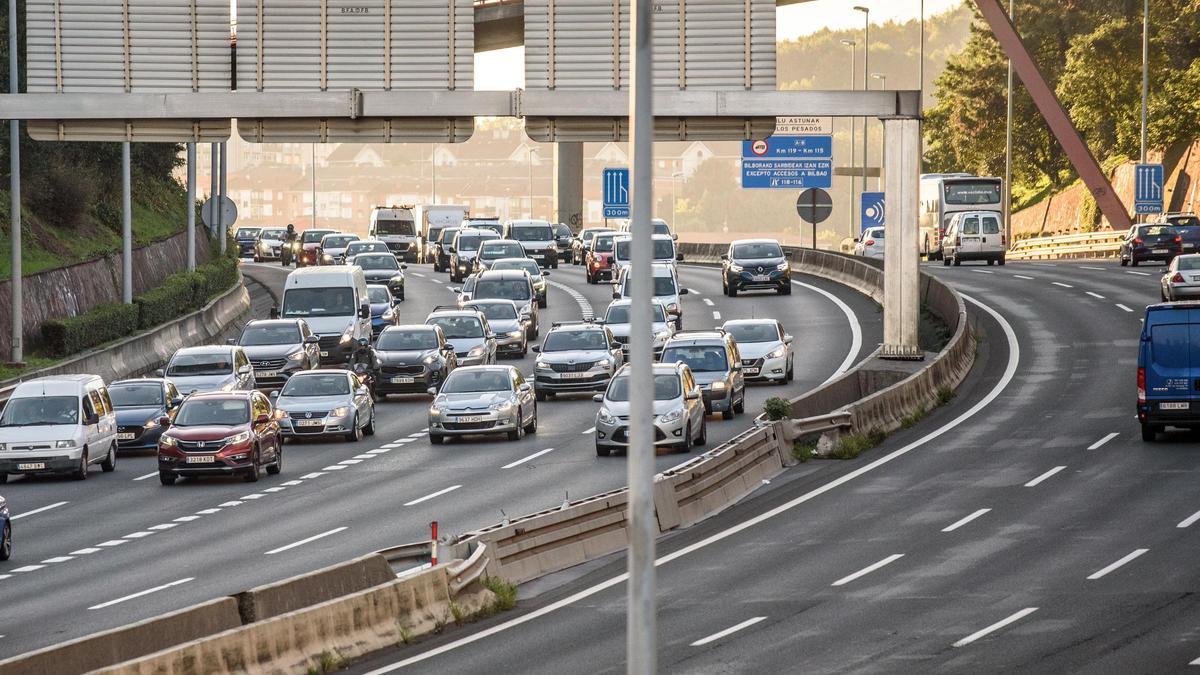 Caravana de vehículos de &quot;Ertzainas en lucha&quot; ralentiza el tráfico en los accesos a Bilbao