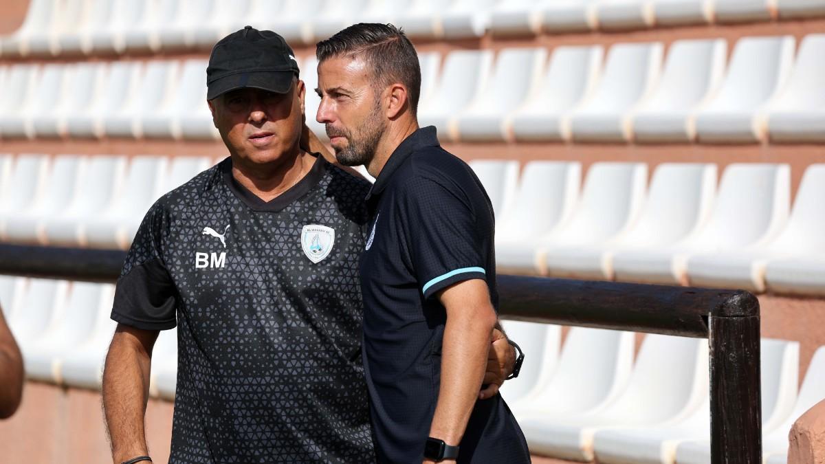 Luis García saluda a 'Tintín' Márquez, entrenador del Al Wakrah