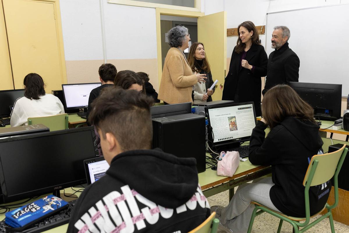 La directora xeral de Ordenación e Innovación Educativa, Judith Fernández, durante una visita al IES Pardo Pondal, de Santiago, durante la celebración de la prueba.