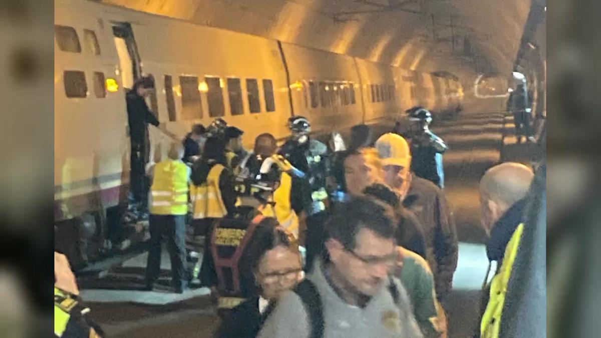 Passatgers evacuats del tren AVE avariat a Barcelona.