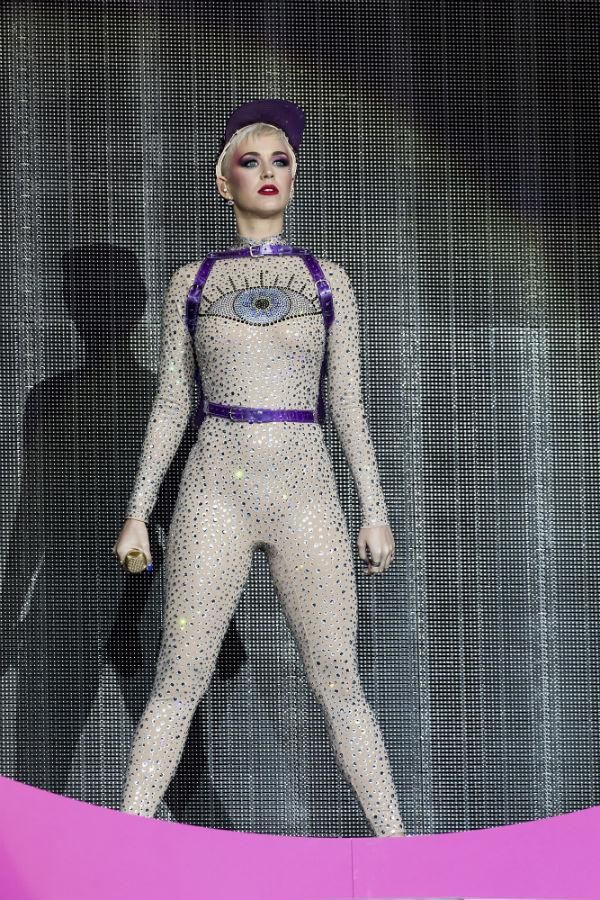 Katy Perry con un ajustado mono brillante