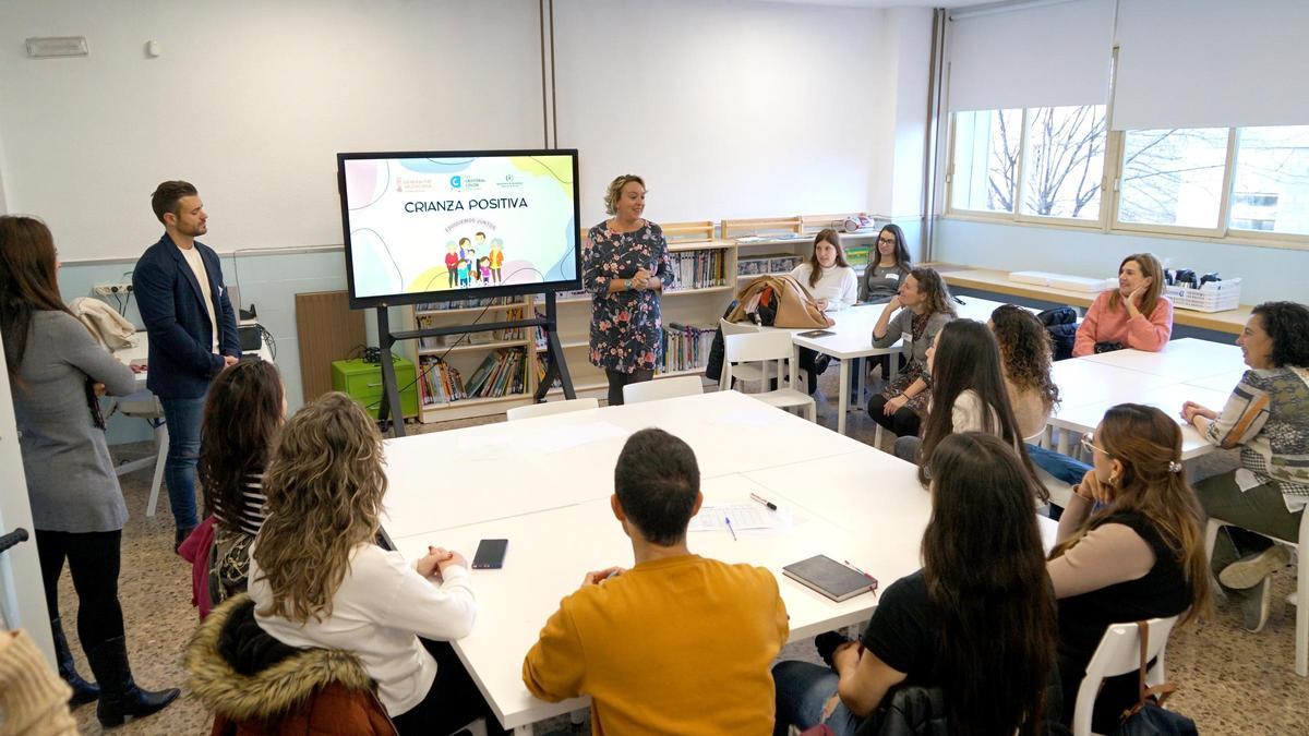 La alcaldesa Eva Sanz en la presentacion de los talleres Crianza Positiva
