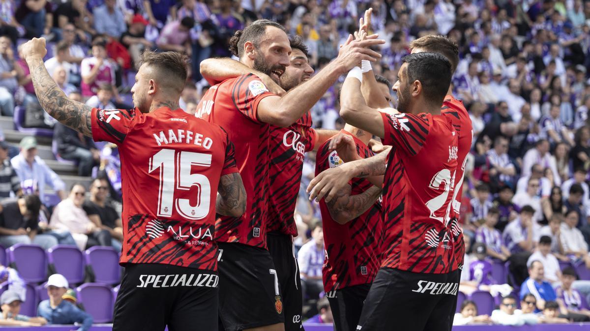 Muriqi celebra con sus compañeros el gol que le dio un punto ante el Valladolid en el José Zorrilla.
