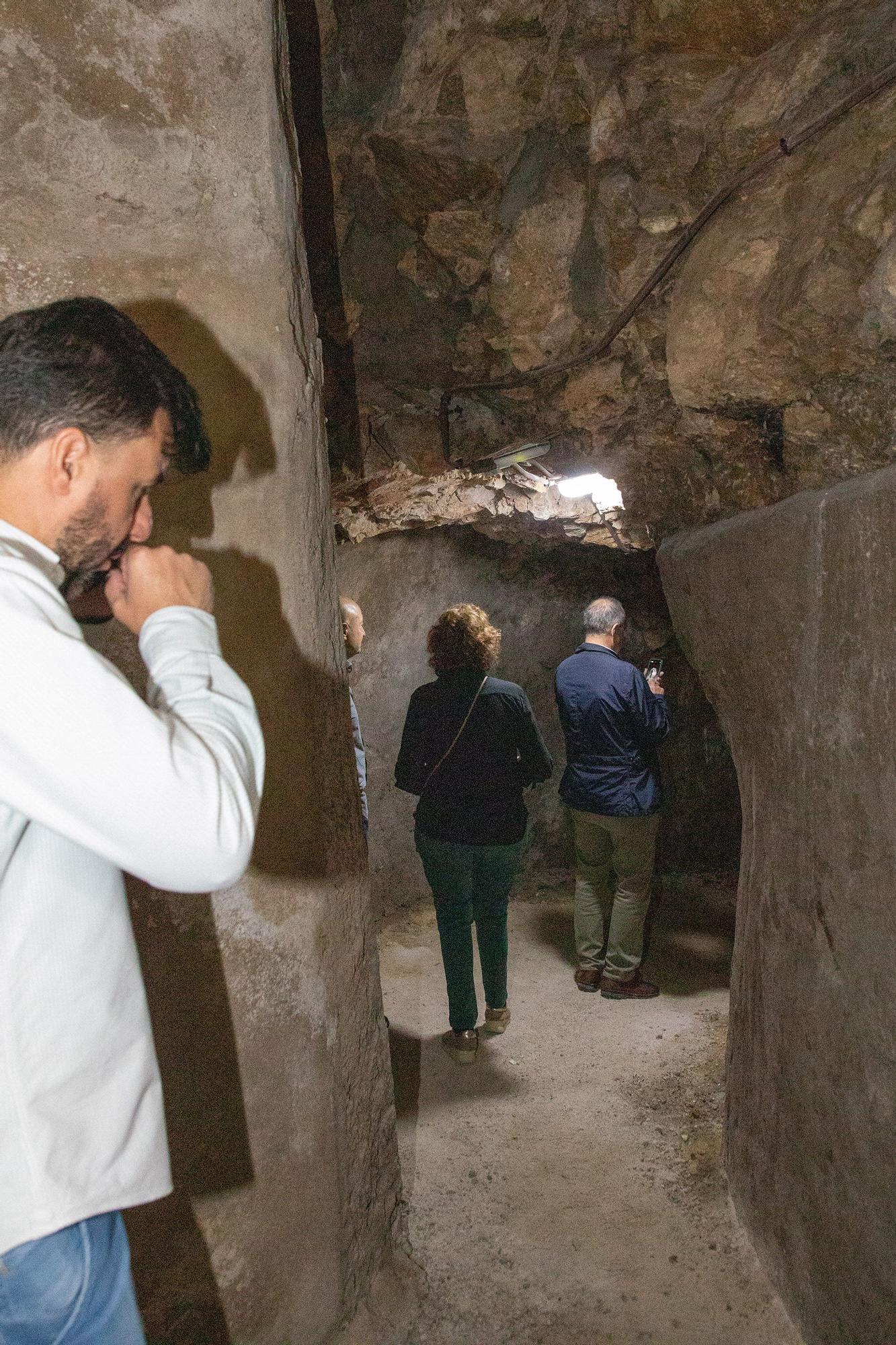 Las obras de los antiguos juzgados de Orihuela descubren la entrada al refugio antiaéreo de Santa Justa