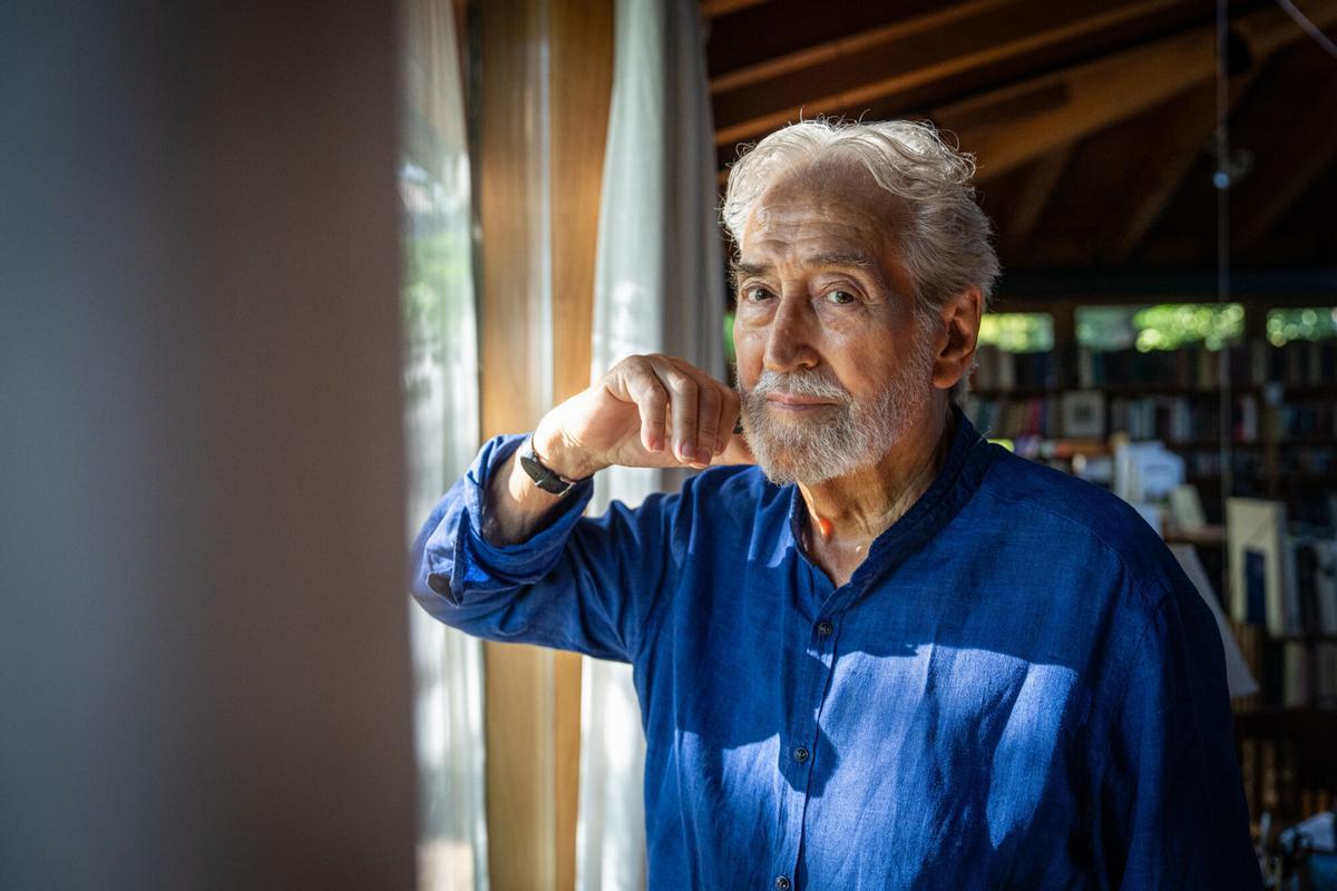 El músico Jordi Savall posa en su casa antes de la entrevista con EL PERIÓDICO, el pasado 6 de agosto.