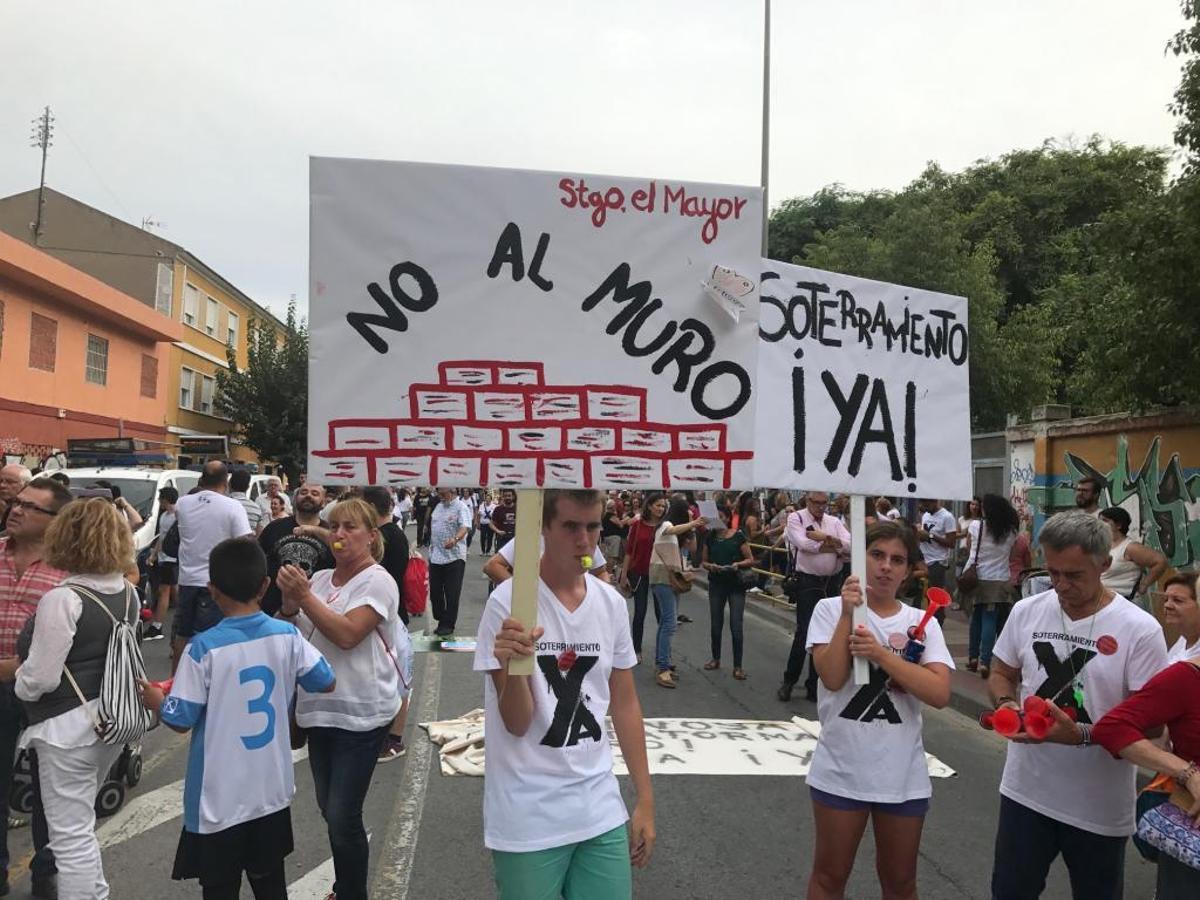 Decenas de miles de vecinos claman contra el muro