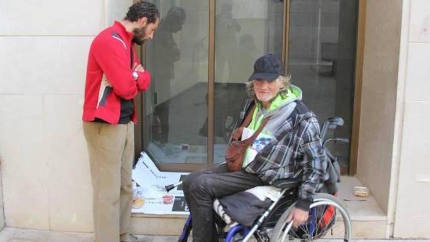 Los amigos del fallecido junto al lugar donde permaneció su cadáver.