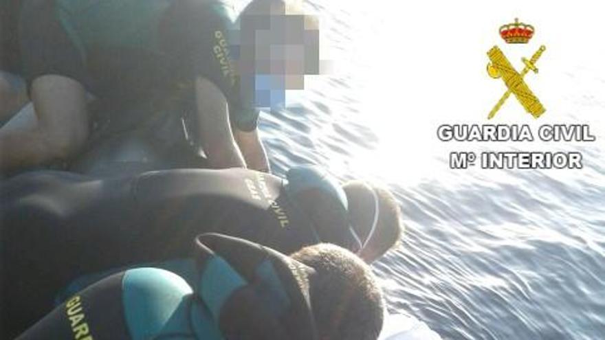 Encuentran un cadáver flotando en el mar en La Vila