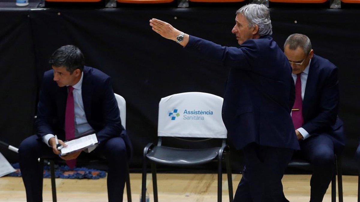 Pesic, dando instrucciones durante el partido