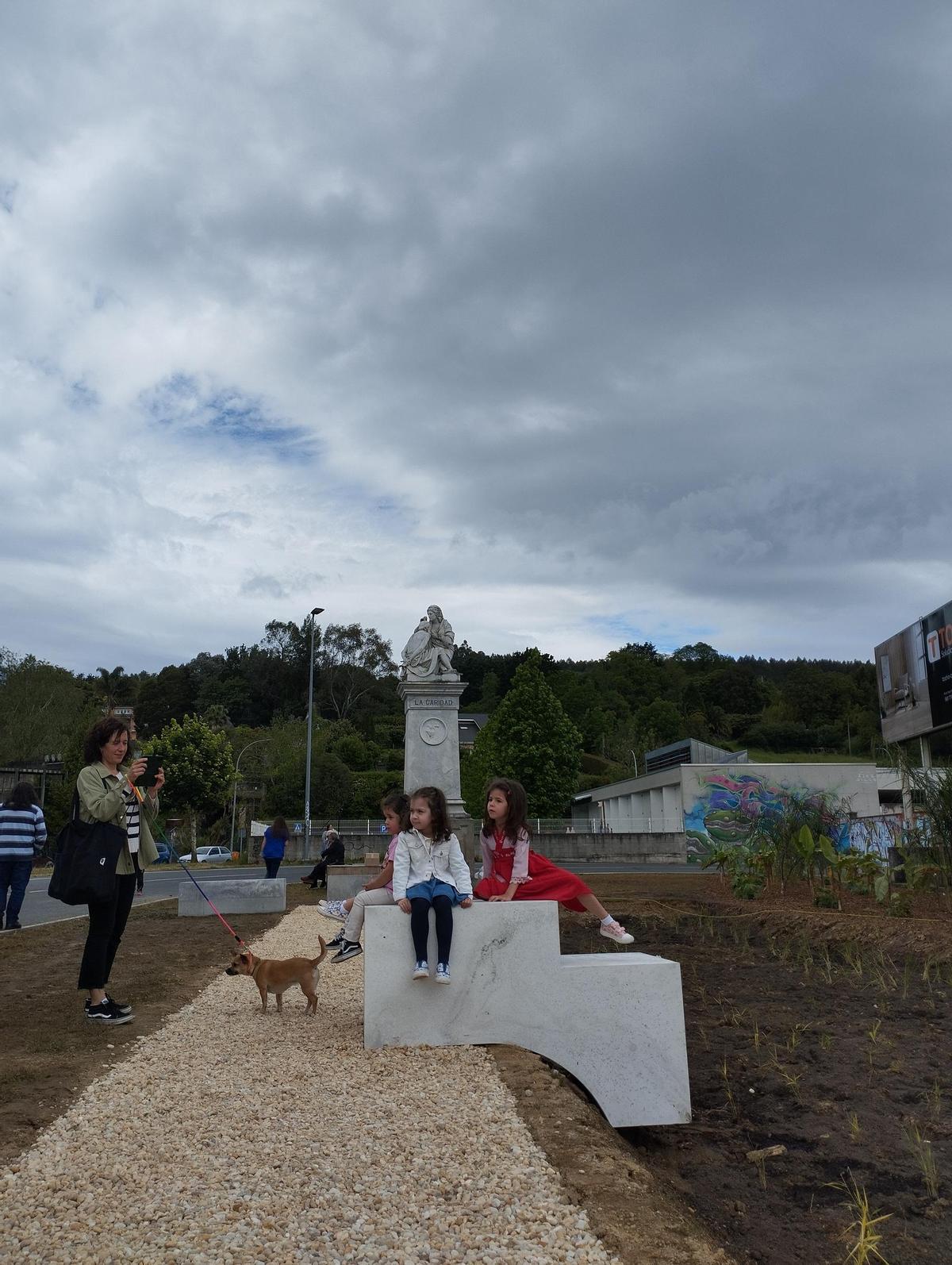 Tres niñas sentadas en una de las piezas del conjunto artístico, diseñado con la vocación de convertirlo en un &quot;lugar de convivencia&quot;.