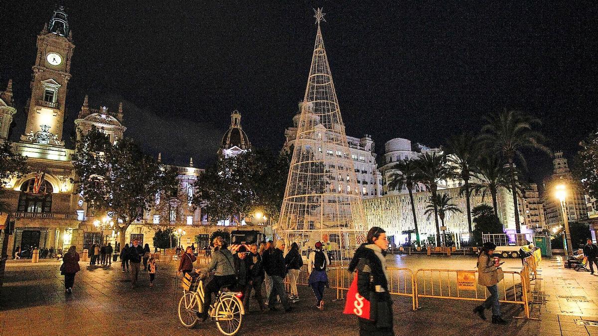 El árbol de Navidad principal ya está instalado en la plaza.