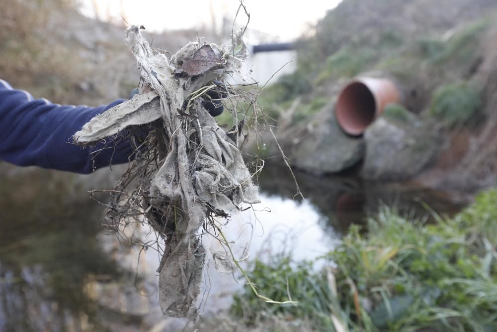 Denuncien l'abocament incontrolat de tovalloletes al Güell