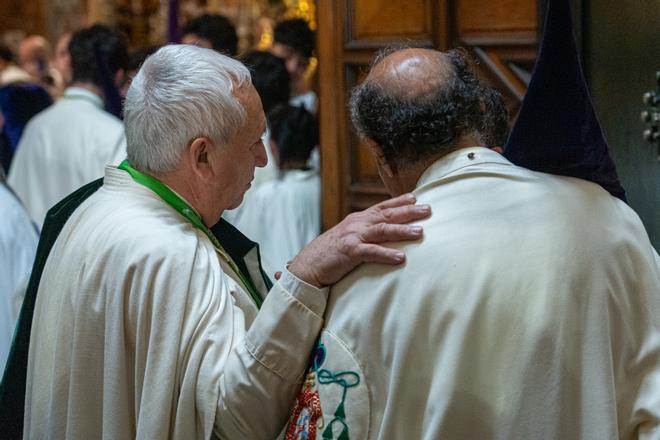 Los cofrades lamentan que el tiempo dejara sin procesiones la gran noche de la Semana Santa sevillana.