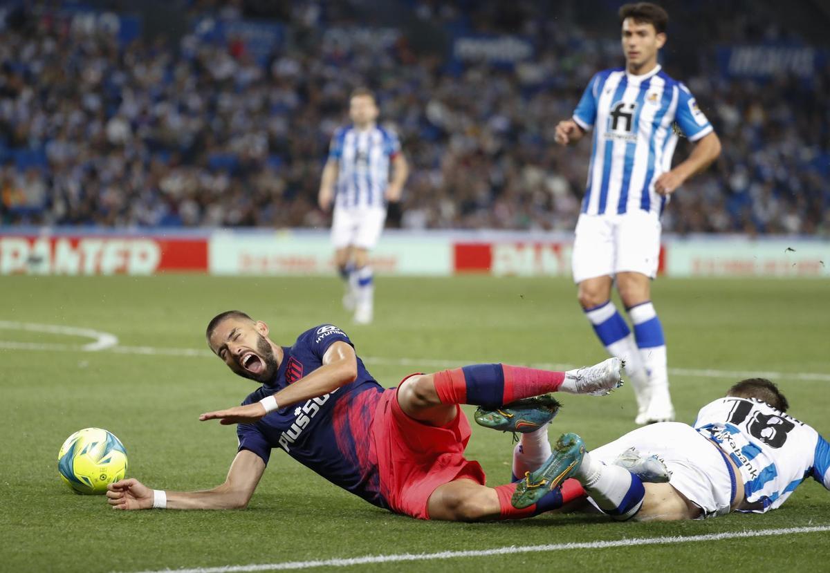 SAN SEBASTIÁN, 22/05/2022.- El centrocampista del Atlético de Madrid Yannick Carrasco (i) cae tras la entrada de Andoni Gorosabel, de la Real Sociedad, durante el partido de la jornada 38 de Liga en Primera División que Real Sociedad y Atlético de Madrid disputan hoy domingo en el Reale Arena. EFE/Juan Herrero