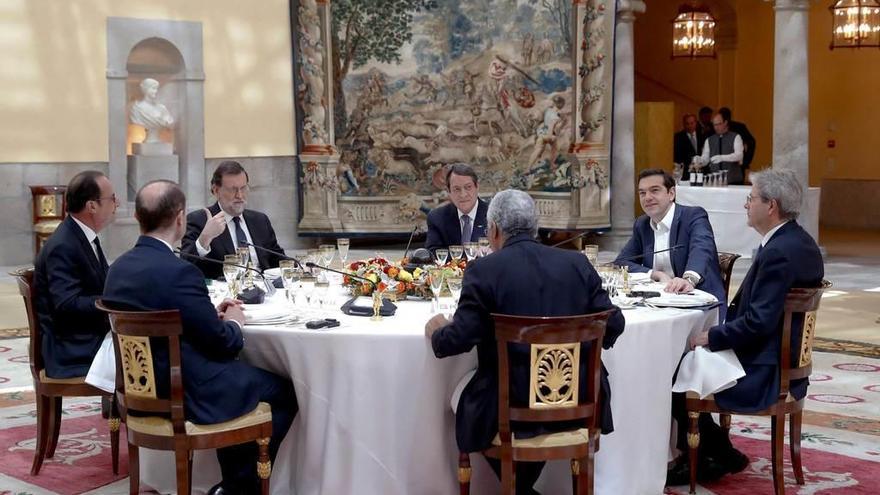 Los siete mandatarios del sur de Europa reunidos ayer por Rajoy en una cumbre en el palacio del Pardo.