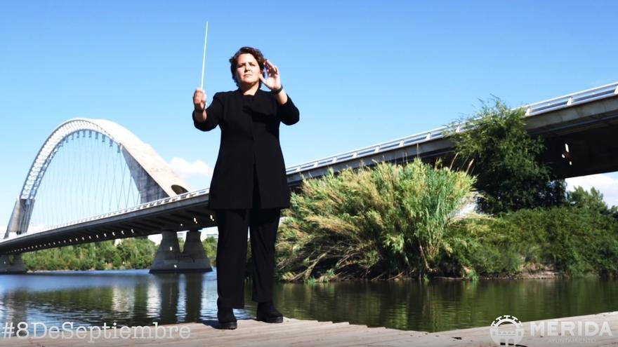 La directora de orquesta emeritense Pilar Vizcaíno, en el vídeo promocional.