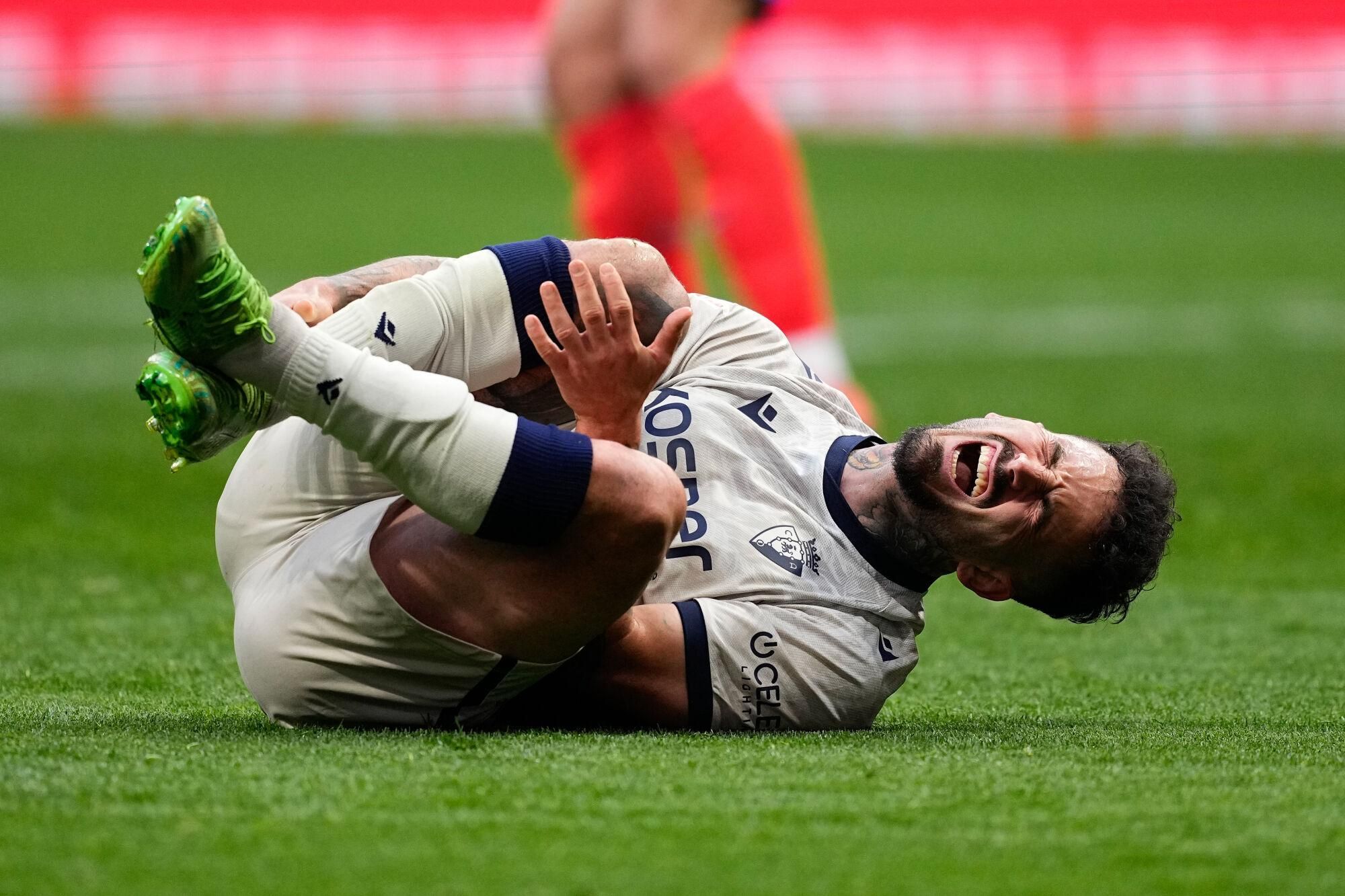 Ruben Garcia of CA Osasuna hurts during the Spanish League, LaLiga EA Sports, football match played between Atletico de Madrid and CA Osasuna at Riyadh Air Metropolitano stadium on January 12, 2025, in Madrid, Spain. AFP7 12/01/2025 ONLY FOR USE IN SPAIN. Oscar J. Barroso / AFP7 / Europa Press;2025;SOCCER;SPAIN;SPORT;ZSOCCER;ZSPORT;Atletico de Madrid v CA Osasuna - LaLiga EA Sports;