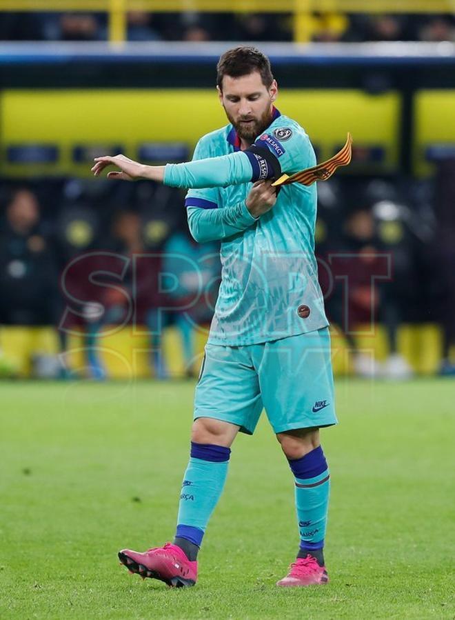 Leo Messi se coloca el brazalete de capitán durante el partido entre el Borussia Dortmund y el FC Barcelona de Liga de Campeones y disputado en el Signal Iduna Park en Dortmund.