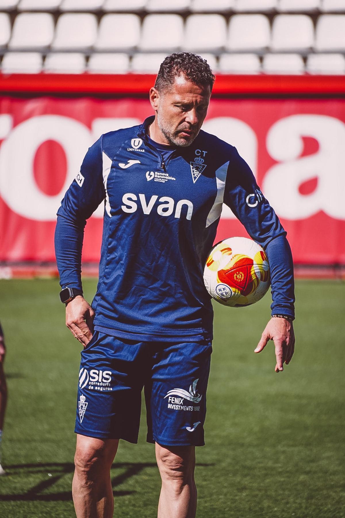 Curro Torres, entrenador del Real Murcia, durante una sesión en Nueva Condomina.