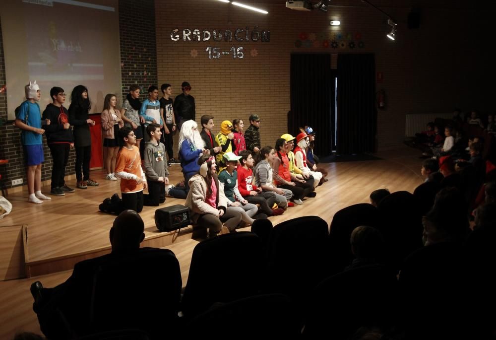 Actuación navideña de los alumnos del Instituto de La Corredoria para los niños de infantil