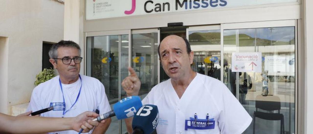 Toni Pallicer y Carlos Rodríguez Ribas, ayer por la mañana, antes de entregar las firmas.