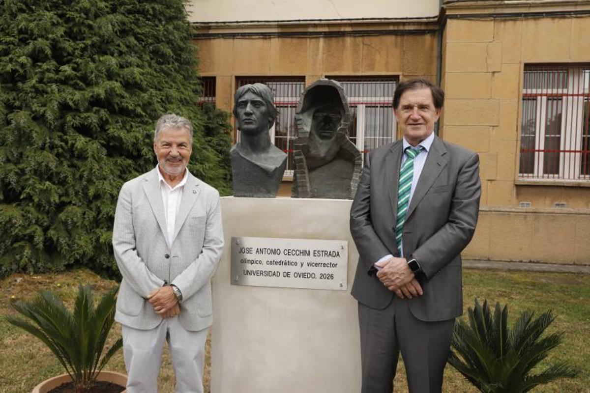 José Cecchini, junto al médico y catedrático, Miguel del Valle, ante el busto, obra de Luis Cecchini, descubierto esta semana en el campus de los Catalanes, con motivo de su jubilación.