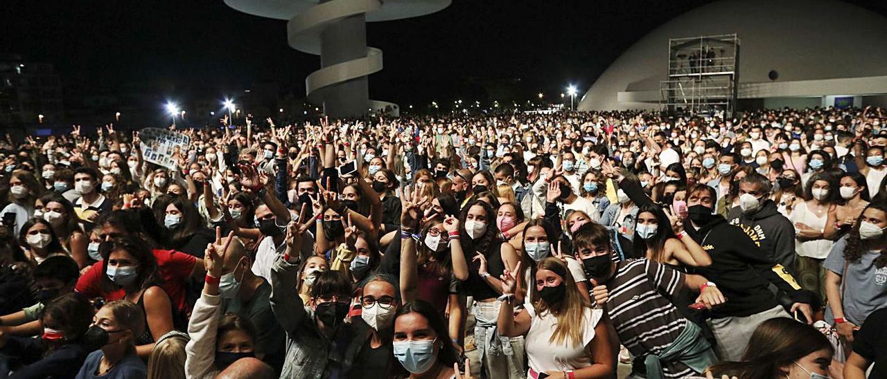 El púbico durante el concierto de Aitana en Avilés. el pasado verano.