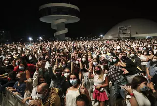 Estas son las situaciones en las que tendrás que seguir usando la mascarilla aunque estés al aire libre