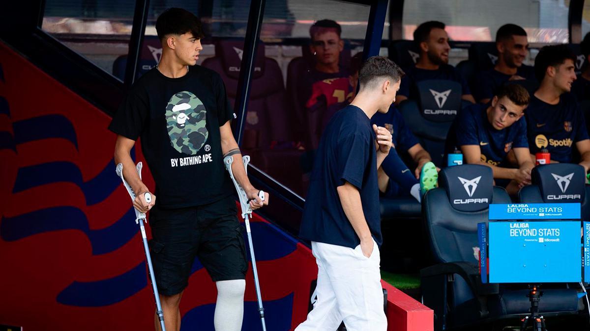 Marc Bernal, en muletas, felicita a los compañeros por la victoria ante el Valladolid