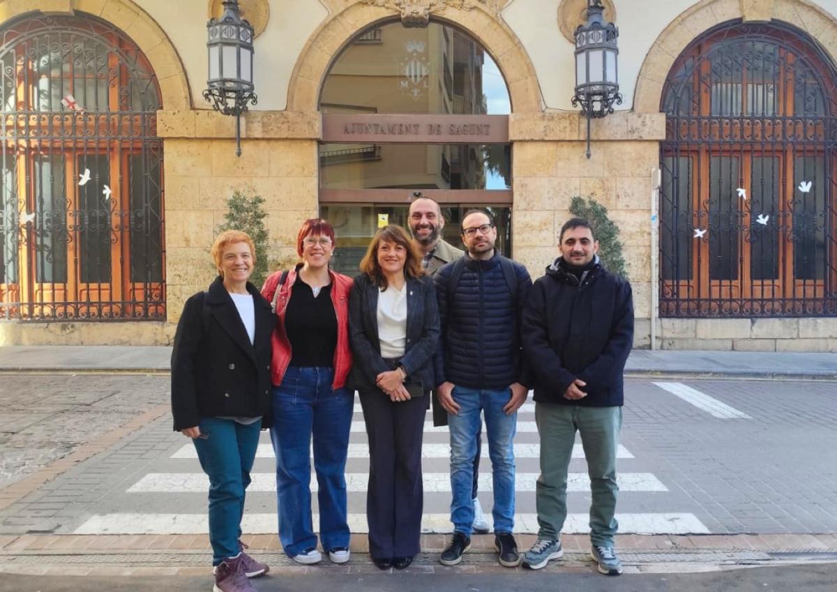 Águeda Micó junto a los representantes locales de Compromís y Enrique Mínguez.