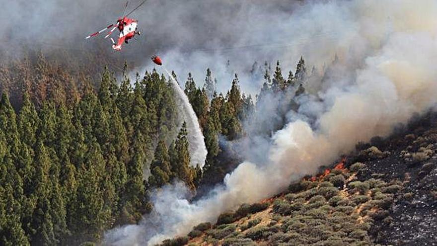 Un helicòpter col·labora en les tasques d&#039;extinció de l&#039;incendi