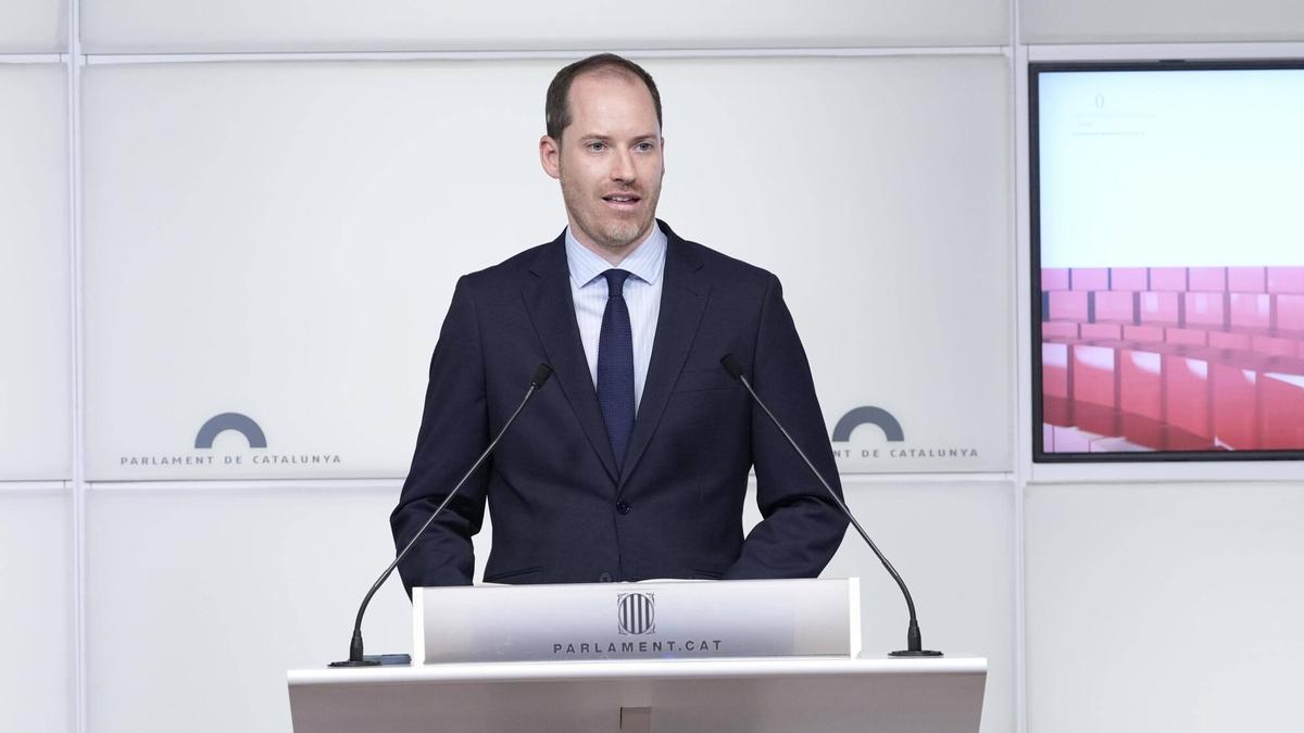 El portavoz del PPC, Juan Fernández, en una rueda de prensa en el Parlament.