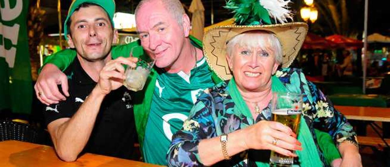 Tres irlandeses, ayer en el centro comercial Águila Roja de Playa del Inglés, celebran a su patrón.