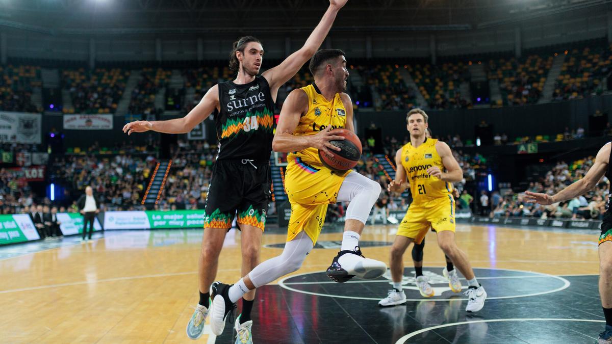 Jaime Fernández trata de pasar el balón ante la defensa de Tsamlpouris.