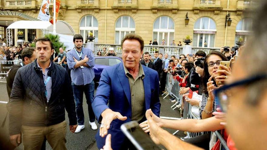 Arnold Schwarzenegger saluda al público.