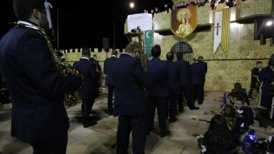 El pregón de anoche que abre las Fiestas de Moros y Cristianos de El Campello lo ofrecieron los miembros de L&#039;Avanç que cumplen este año medio siglo de vida.