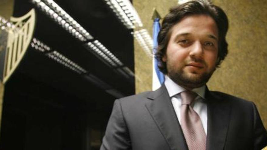 Abdullah Ghubn, en su despacho en La Rosaleda, junto a una bola del mundo, con el escudo del club detrás.