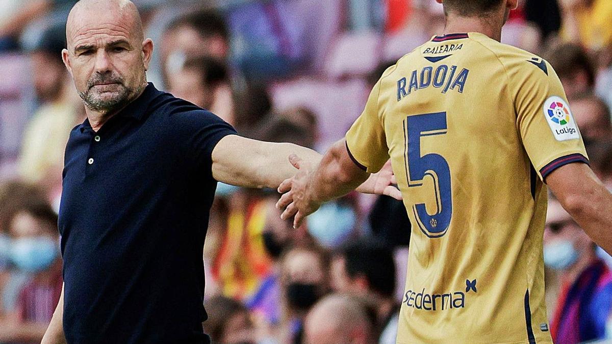 Paco López saluda a Radoja tras su sustitución, ayer en el Camp Nou. | EFE/QUIQUE GARCÍA