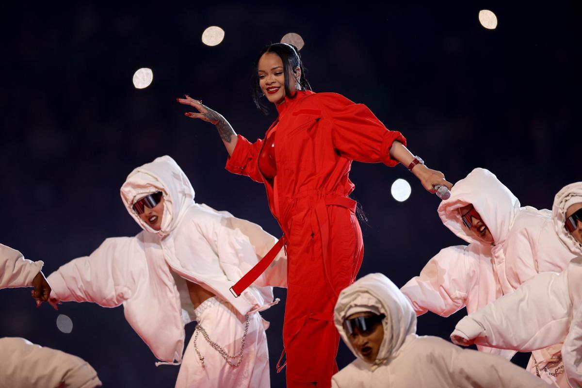 Rihanna revela su segundo embarazo en su regreso musical en la Super Bowl