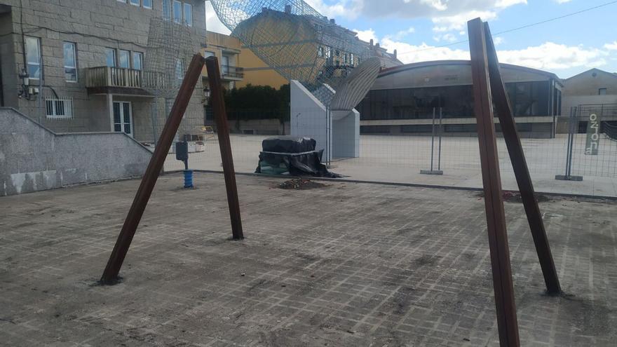 Las obras en los parques infantiles de Meaño comenzaron esta misma semana.   | // T.H.