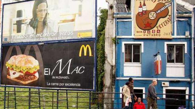 Os Belés, en 2007, con su cartel de aniversario. l. martínez