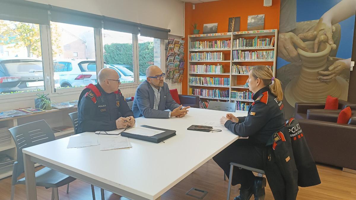 La trobada de l'alcalde, Ferran Rodero, amb els Mossos d'Esquadra.