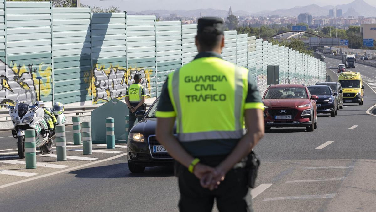 La multa de 300 a 600 euros que vana recibir conductores en las próximas horas por el control y la bajada de la velocidad de 80 a 30 kilómetros por hora. la Policía extrema la vigilancia