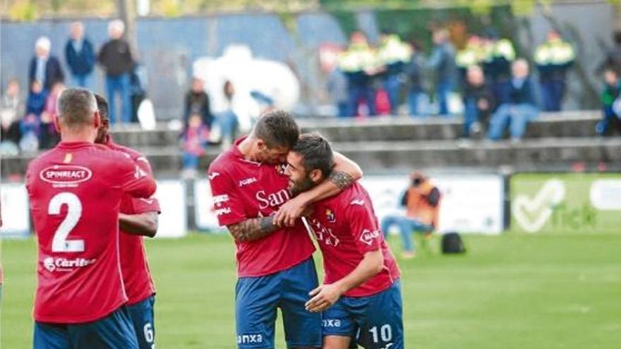 Diego i Perea celebren el primer gol del partit, obra del jugador manxec.
