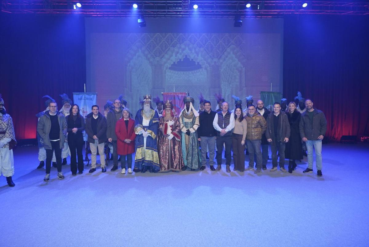 Los Reyes Magos, con la corporación municipal de Ontinyent, en la sala Gomis.