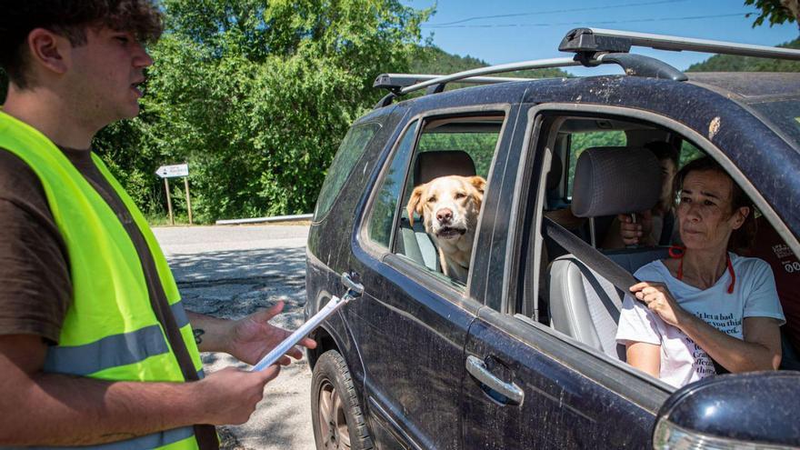 Un informador donant consells a una visitant a la riera de Merlès aquest estiu | ARXIU/OSCAR BAYONA