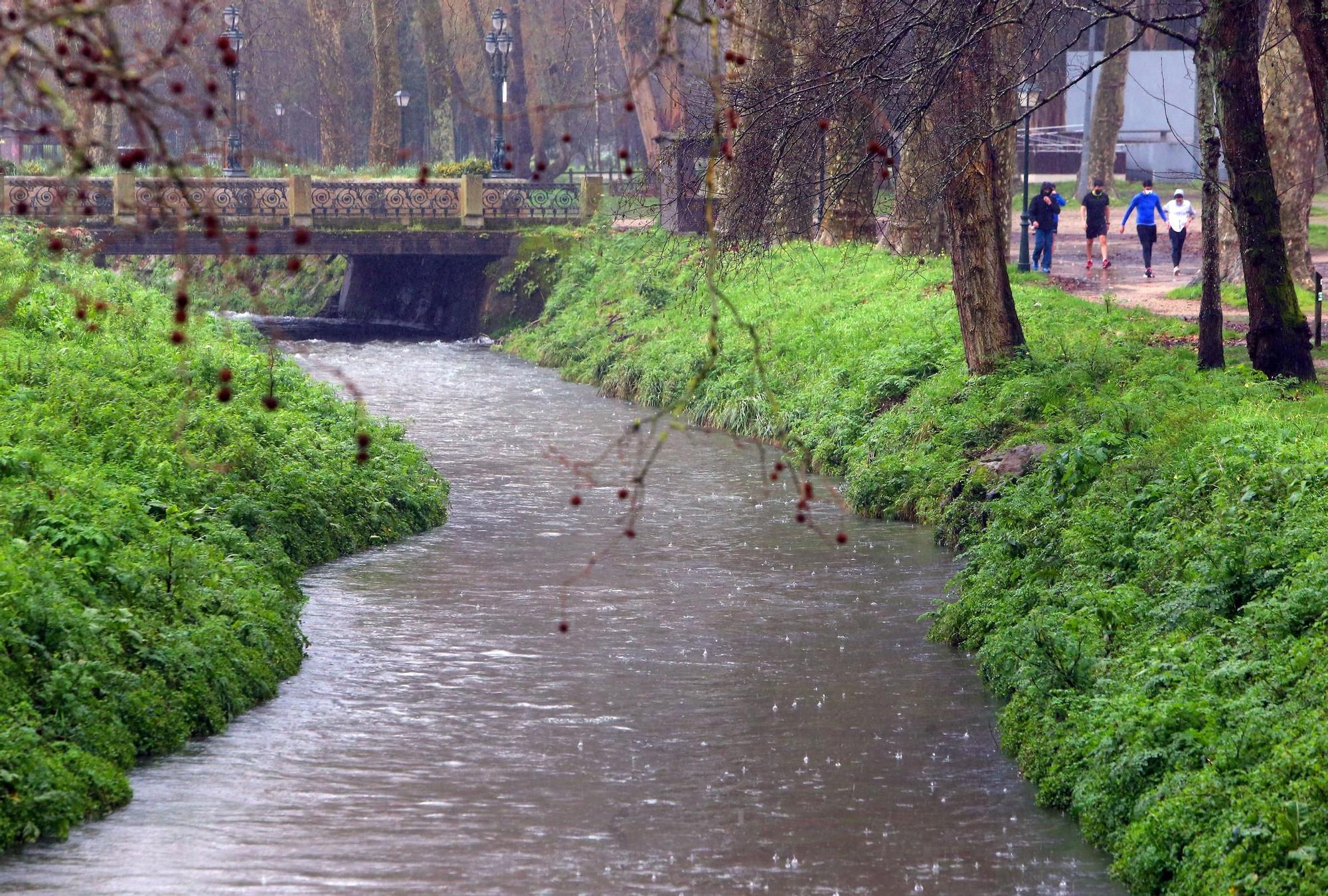 El Lagares, cerca de desbordarse con la intensas lluvias