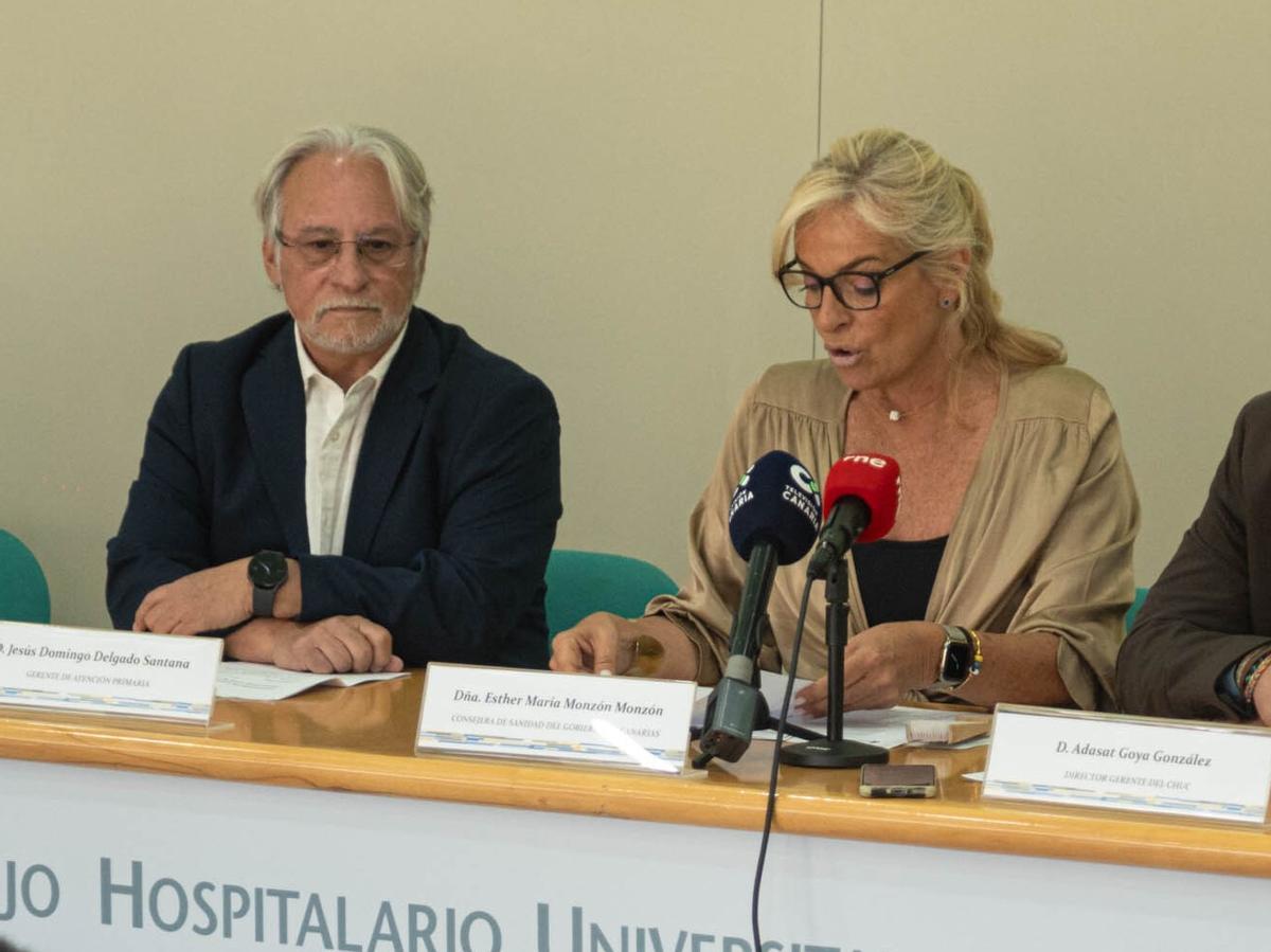 Jesús Delgado junto a la consejera de Sanidad, Esther Monzón, en una rueda de prensa en una fotografía de archivo